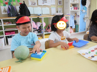 友達とお店屋さんごっこを楽しむ様子