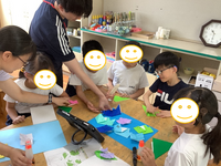友達とあじさいやカエルを制作する様子
