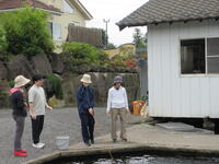 魚釣りをする生徒