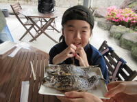 釣った魚を食べる生徒