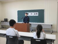 演台の前で発表する生徒