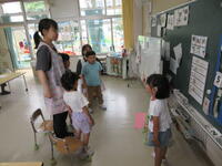 幼稚部幼児があいさつをしている様子