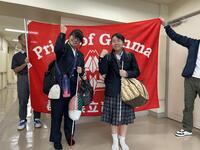 出発前、選手２名が本校玄関で応援旗を前で記念写真