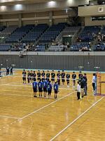 大会試合前に選手が整列している様子