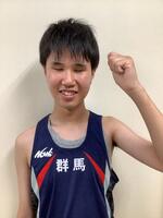 中島さんが左手でガッツポーズをしている様子