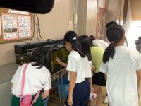 友だちに案内されて魚を見ている様子
