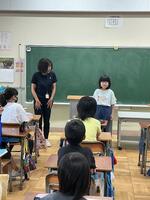 クラスの友だちに自己紹介をしている様子