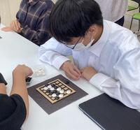 アイゴに真剣な目差しで向き合う生徒
