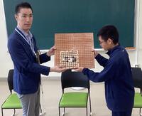 柿島様からアイゴを寄贈していただく様子