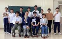 ４名の講師の皆さんと生徒たち８名の集合写真