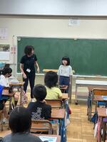 居住地校の児童の前で自己紹介をする本校児童の様子
