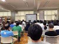 モニターを見ながら講話を聞く盲学校職員