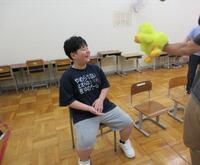 サブロウくんと挨拶する児童