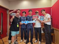 スタジオで記念撮影。左から内藤さん、榊原さん、三宅先生、中島さん、中島さん父母