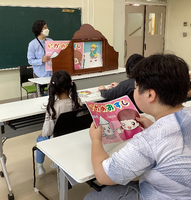 「イカのおすし」についての紙芝居を読んでもらっている様子