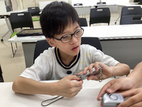 防犯ブザーを触っている様子