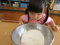 だんご粉を観察する女児