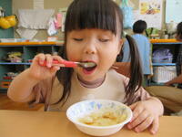 みたらし団子を食べる女児