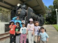 幼小学部の幼児児童がSLの前で記念撮影