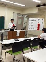 生徒会長に信任された生徒が挨拶をしている様子