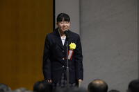 浅見さんが金屏風の前であいさつをしている様子