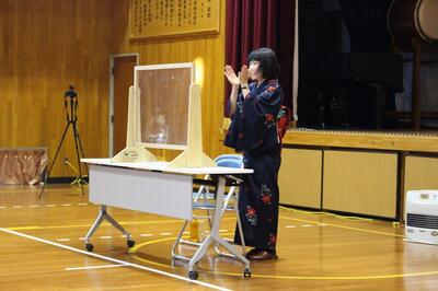 生徒の表現の素晴らしさに拍手をする水田さん